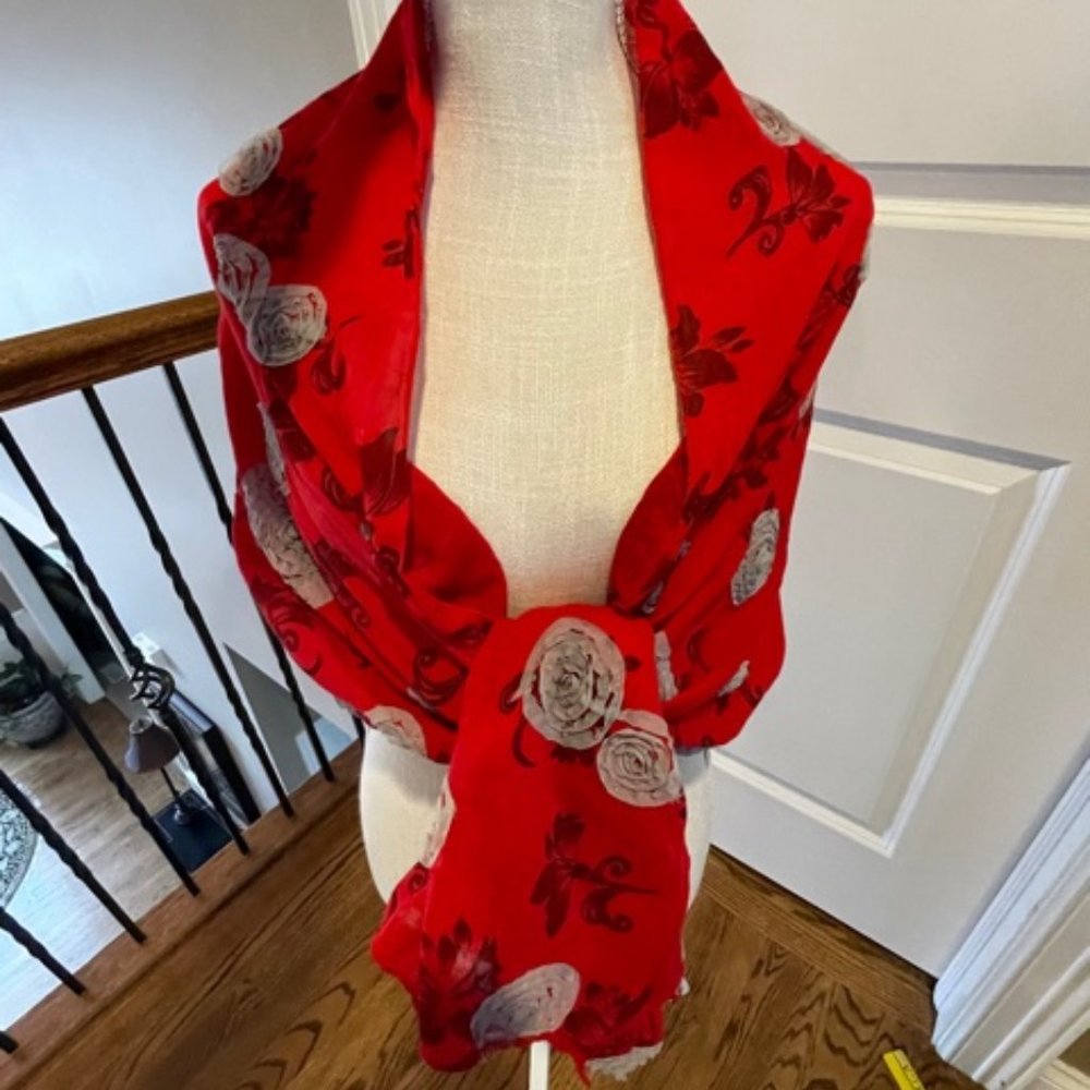 🎁Scarf with decorative design